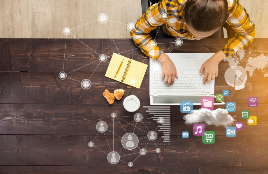 Führung & New Leadership2024_Warum_Geschäftsführerin arbeitet im Büro an ihrem Laptop, Bild zeigt zudem technologische Muster
