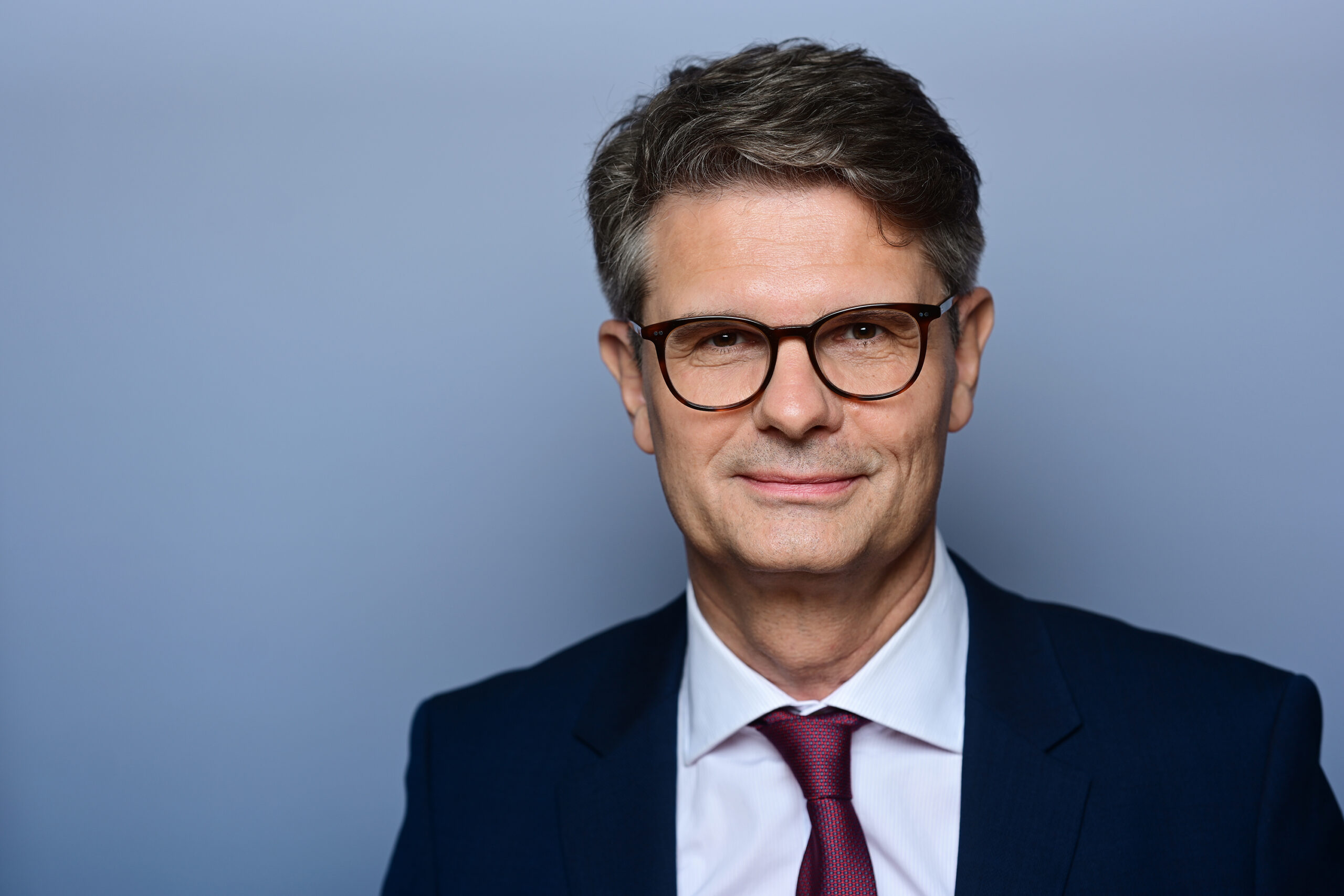 Dr. Oliver Gewand  